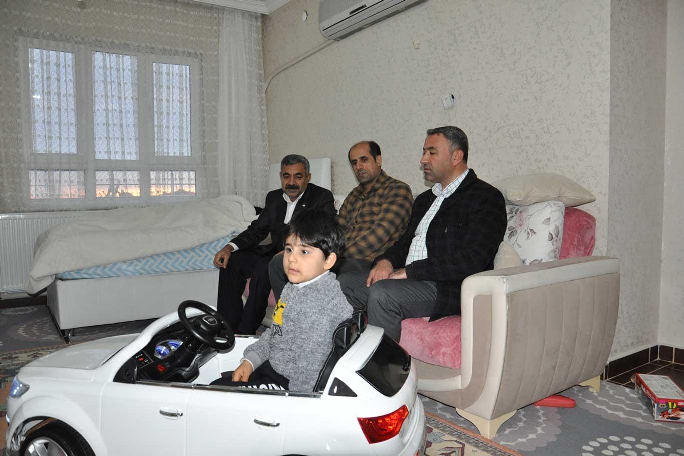 HÜDA PAR Batman heyeti, çocukları ölümcül hastalığa yakalanan Abay ailesini ziyaret etti